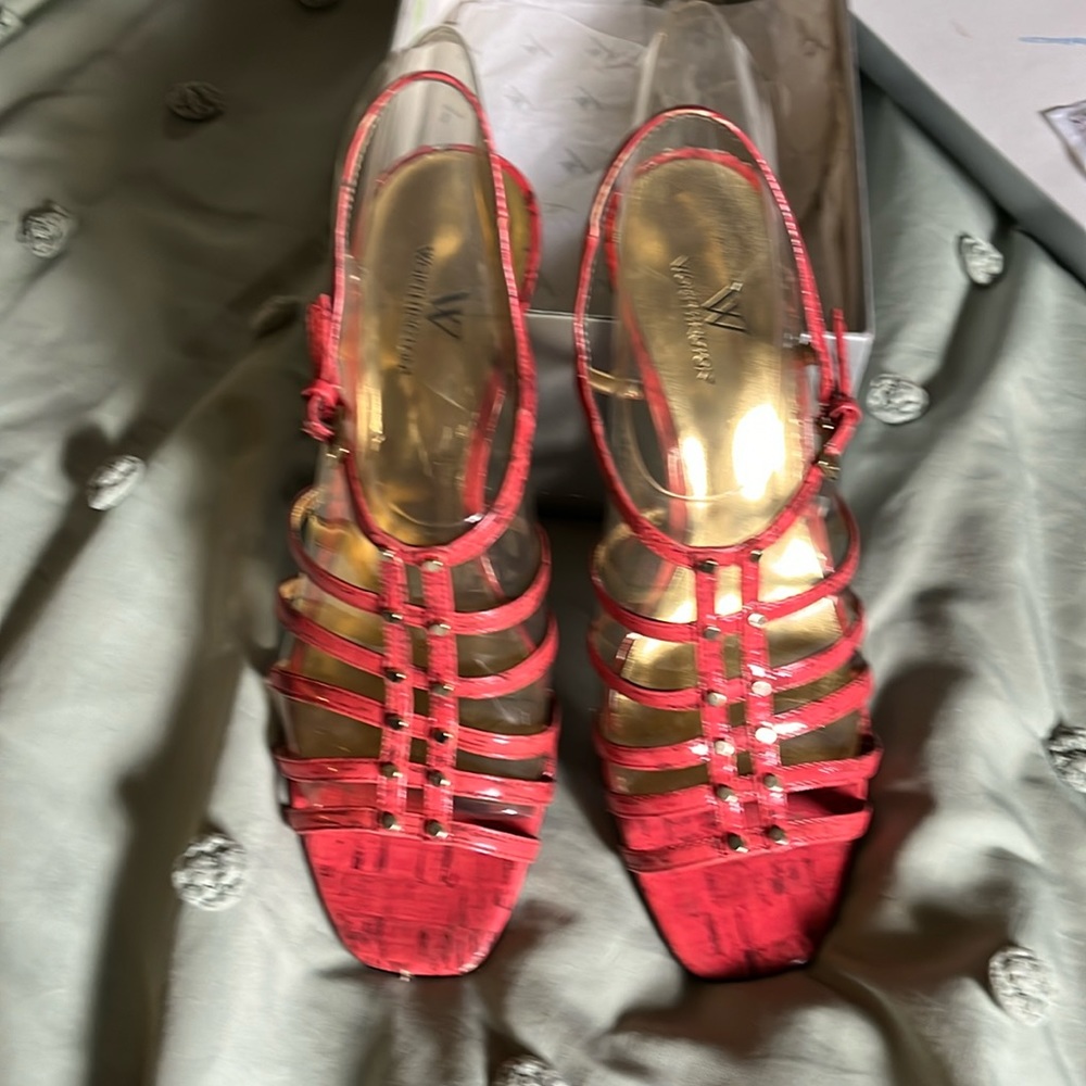 Very Gently Used GUC Sandals